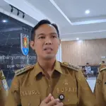 Bupati Cilacap Syamsul Auliya Rachman memberikan keterangan terkait apresiasi atlet NPCI Cilacap yang menyumbang 13 medali. (Faiz Ardani).