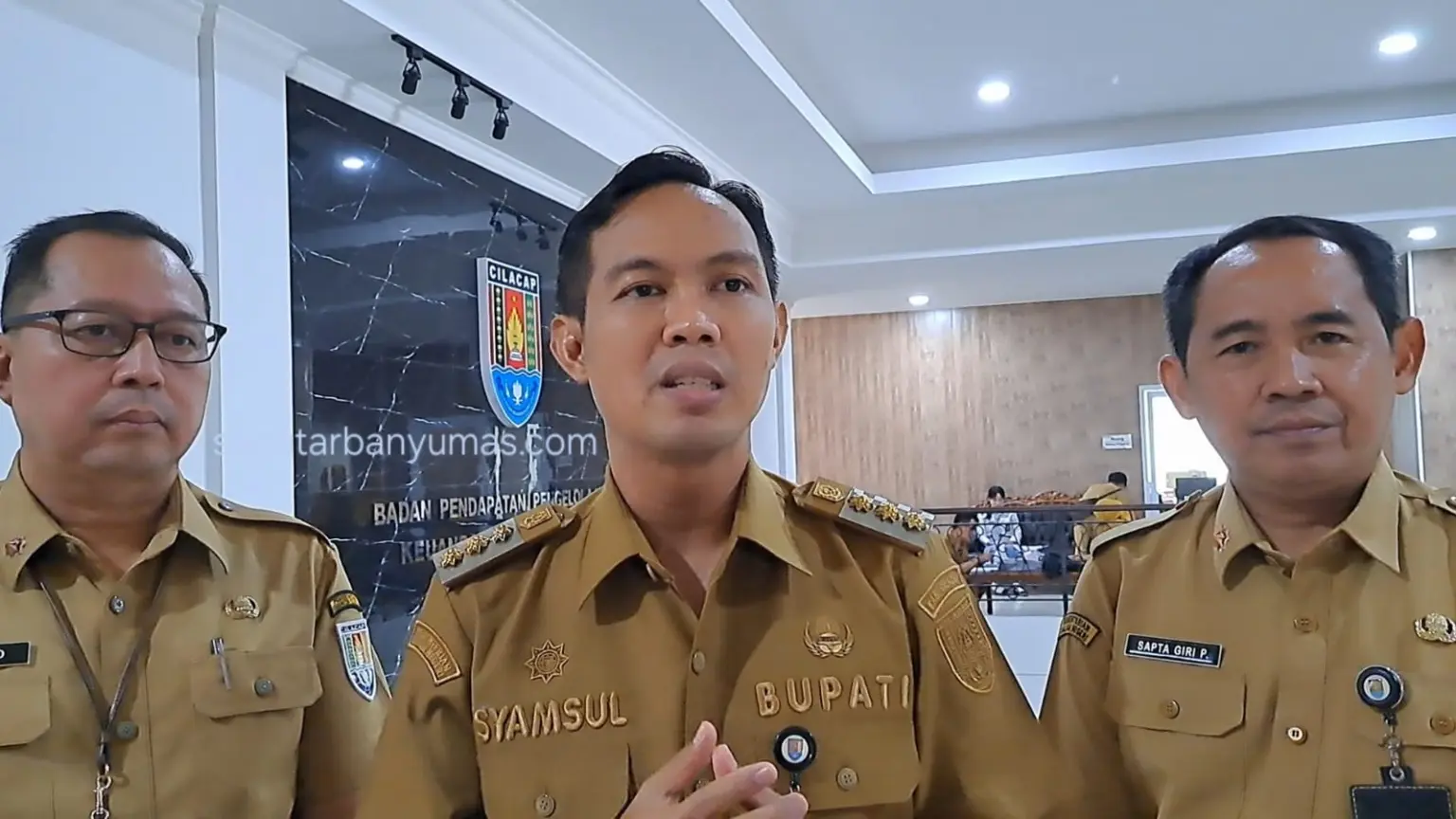 Bupati Cilacap Syamsul Auliya Rachman memberikan keterangan terkait apresiasi atlet NPCI Cilacap yang menyumbang 13 medali. (Faiz Ardani).