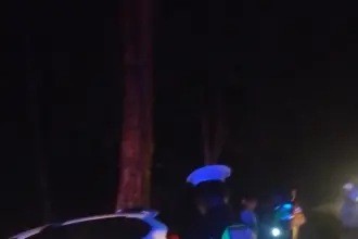 Petugas Satlantas Polresta Cilacap saat olah TKP kejadian lakalantas di Jalan Raya Kubangkangkung Kawunganten Cilacap. (Satlantas Polresta Cilacap).