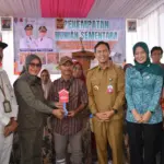 Penyerahan simbolis kunci huntara untuk 17 kepala keluarga korban longsor Majenang Cilacap. (Setda Cilacap).