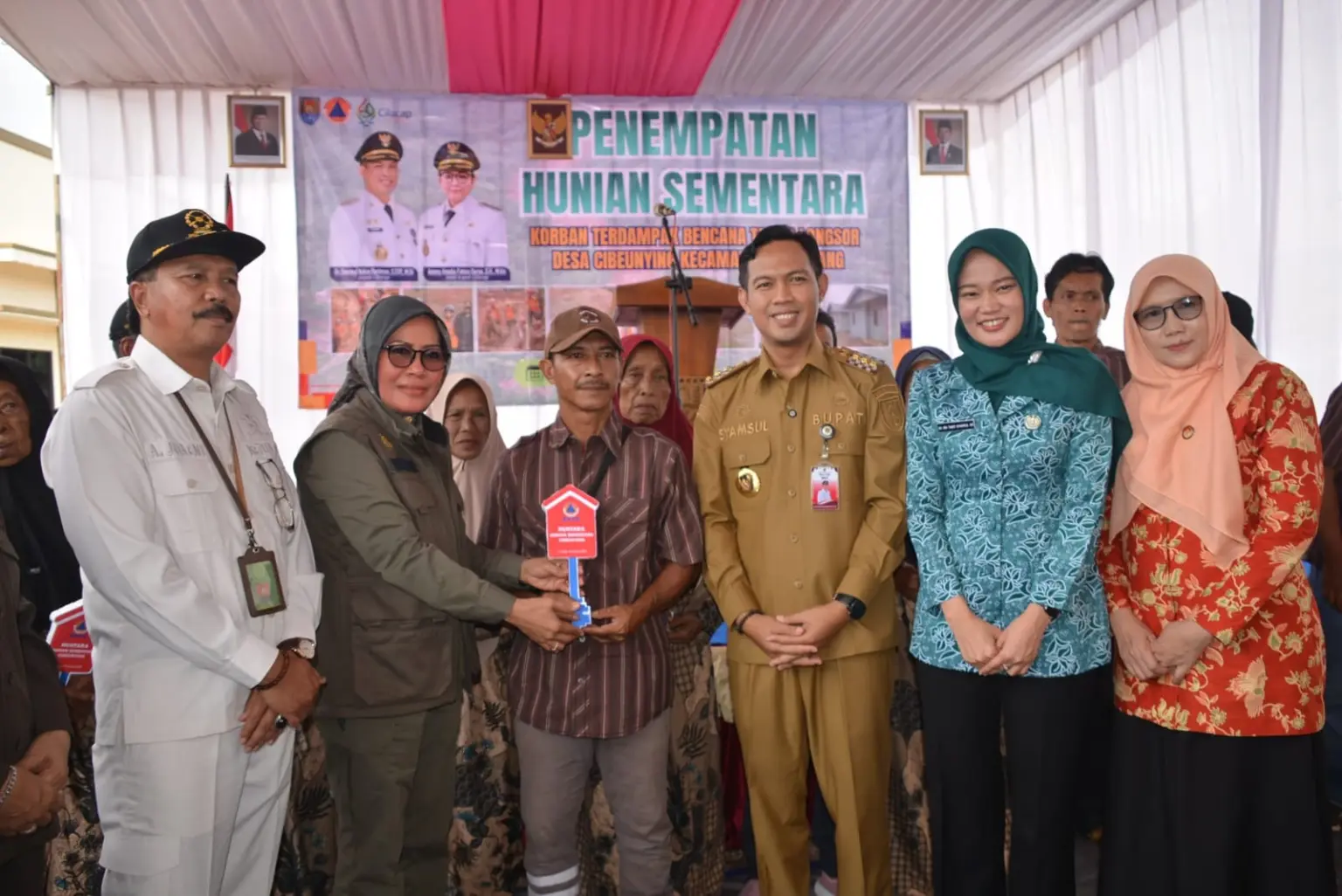 Penyerahan simbolis kunci huntara untuk 17 kepala keluarga korban longsor Majenang Cilacap. (Setda Cilacap).