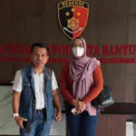 Perempuan berinisial Vi, istri polisi yang menjadi korban KDRT, bersama kuasa hukum Djoko Susanto, usai pelaporan di Polresta Banyumas.