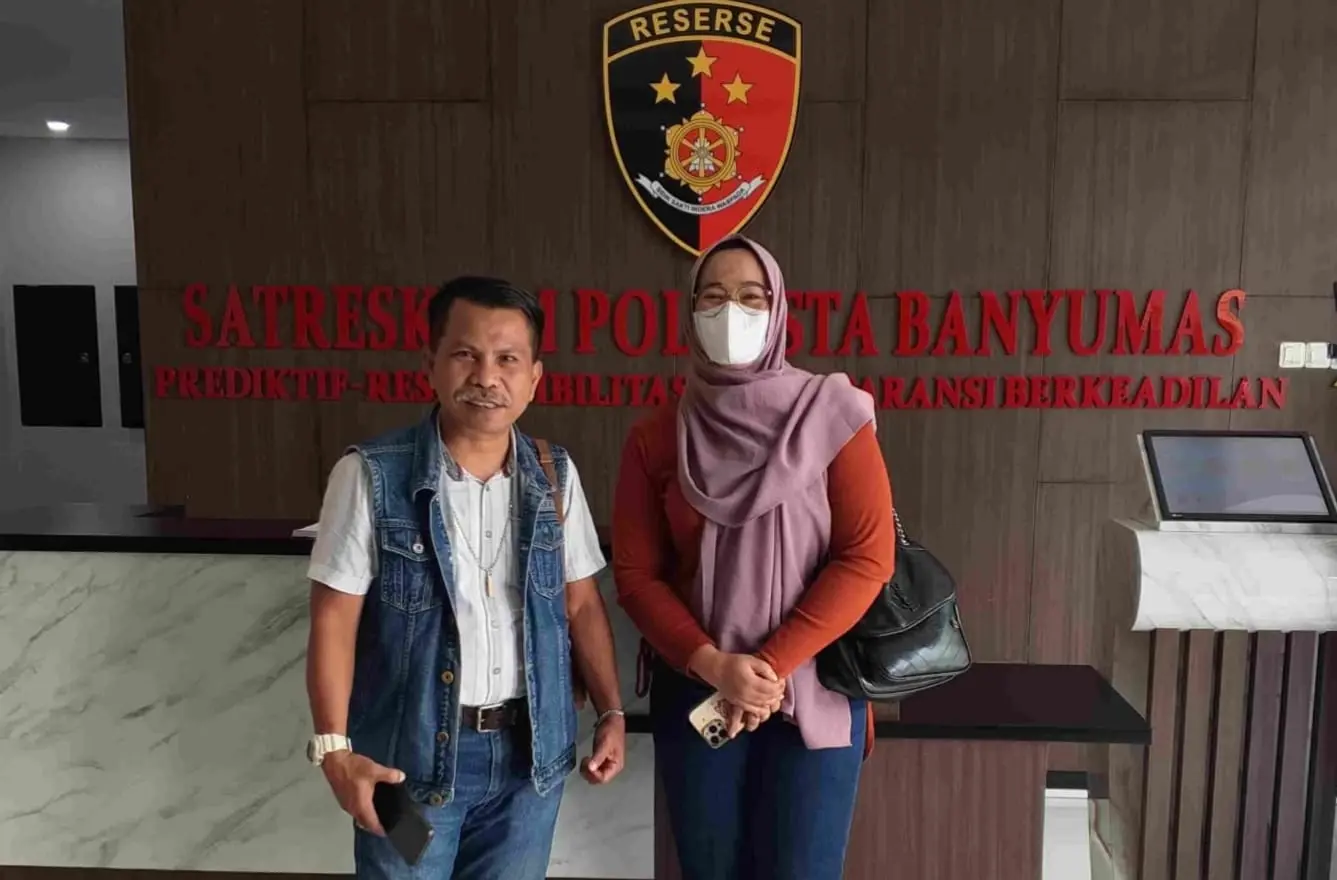 Perempuan berinisial Vi, istri polisi yang menjadi korban KDRT, bersama kuasa hukum Djoko Susanto, usai pelaporan di Polresta Banyumas.