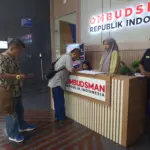 Kades Klapagading Kulon Kecamatan Wangon dan Kuasa Hukumnya Djoko Susanto SH, saat melakukan proses pelaporan di gedung Ombudsman Republik Indonesia, Rabu (07/01/2025).