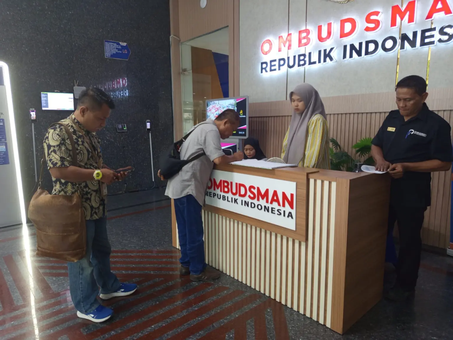 Kades Klapagading Kulon Kecamatan Wangon dan Kuasa Hukumnya Djoko Susanto SH, saat melakukan proses pelaporan di gedung Ombudsman Republik Indonesia, Rabu (07/01/2025).