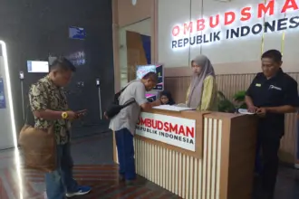 Kades Klapagading Kulon Kecamatan Wangon dan Kuasa Hukumnya Djoko Susanto SH, saat melakukan proses pelaporan di gedung Ombudsman Republik Indonesia, Rabu (07/01/2025).