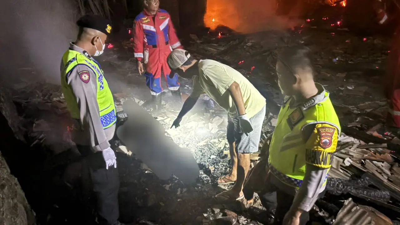 Petugas saat evakuasi korban yang hangus meninggal dunia akibat kebakaran rumah. (Damkar Cilacap).