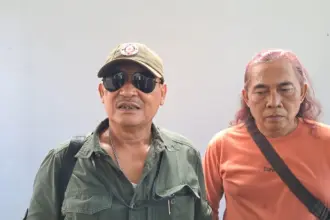 Ketua Umum Yayasan Pembudi Darma Cilacap Akta Nomor 06, Albani Idris memberikan keterangan terkait legalitas Kepala SMP Pemda 2 Kesugihan. (Faiz Ardani).