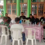 Sejumlah anggota Polsek dan Koramil Kecamatan Wangon tengah berjaga di komplek kantor Desa Klapagading Kulon, Senin (05/01/2025).
