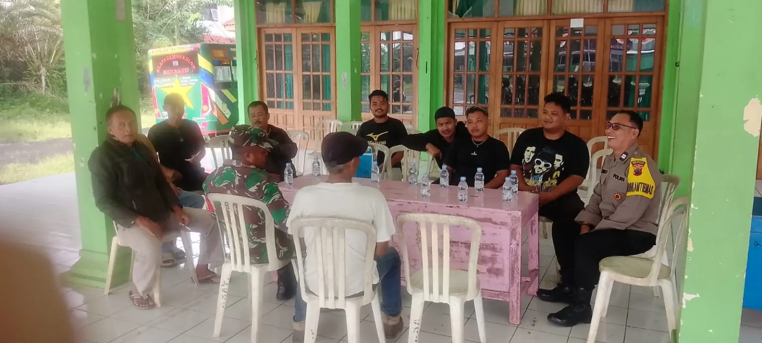 Sejumlah anggota Polsek dan Koramil Kecamatan Wangon tengah berjaga di komplek kantor Desa Klapagading Kulon, Senin (05/01/2025).