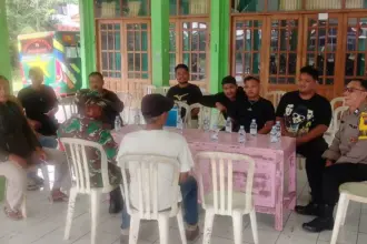 Sejumlah anggota Polsek dan Koramil Kecamatan Wangon tengah berjaga di komplek kantor Desa Klapagading Kulon, Senin (05/01/2025).