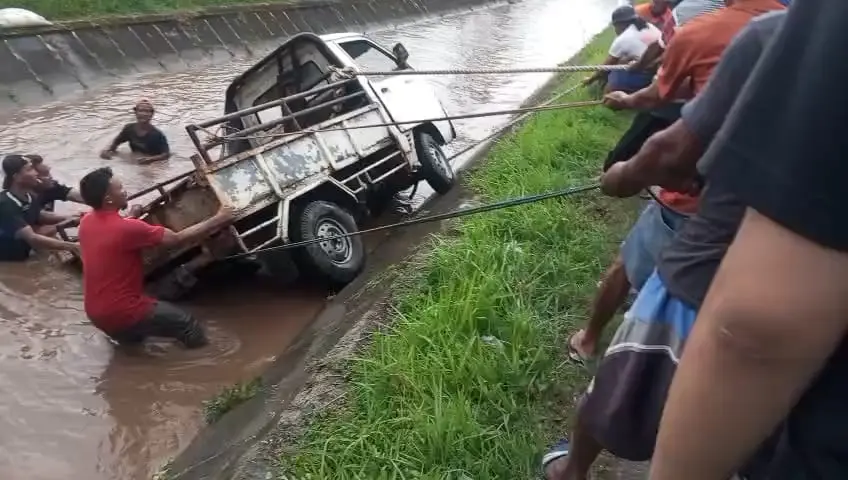 Mobil masuk ke sungai di kesugihan cilacap