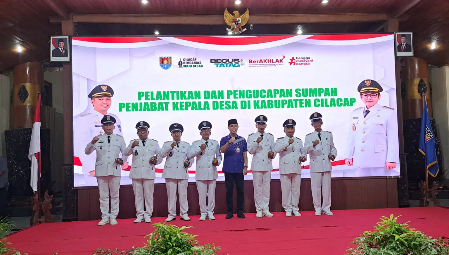 Bupati Cilacap Syamsul Auliya Rachman melantik 7 Pj Kepala Desa. (Faiz Ardani).