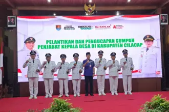 Bupati Cilacap Syamsul Auliya Rachman melantik 7 Pj Kepala Desa. (Faiz Ardani).