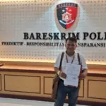 Pengacara H Djoko Susanto, sebagai kuasa hukum Kades Klapagading Kulon, menunjukan berkas laporan ke Bareskrim, Selasa (06/01/2026).