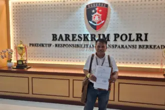 Pengacara H Djoko Susanto, sebagai kuasa hukum Kades Klapagading Kulon, menunjukan berkas laporan ke Bareskrim, Selasa (06/01/2026).