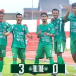Selebrasi pepmain Persik Kendal usai membobol gawang Persibara Banjarnegara