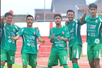 Selebrasi pepmain Persik Kendal usai membobol gawang Persibara Banjarnegara