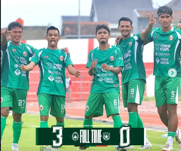 Selebrasi pepmain Persik Kendal usai membobol gawang Persibara Banjarnegara