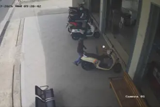 Pencurian motor terekam CCTV