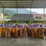 Keluarga besar SMPN 2 Banjarmangu berfoto bersama usai komitmen Tahun Baru Semangat Baru, Senin (5/1/2026). (Foto: Heri C)
