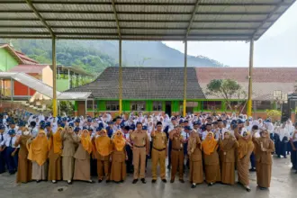 Keluarga besar SMPN 2 Banjarmangu berfoto bersama usai komitmen Tahun Baru Semangat Baru, Senin (5/1/2026). (Foto: Heri C)