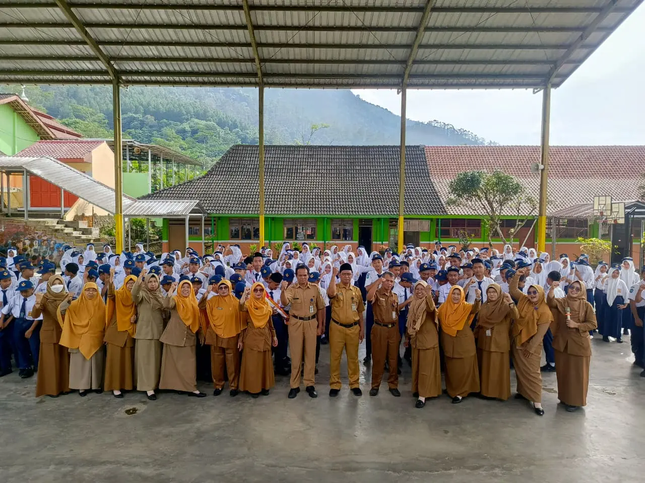 Keluarga besar SMPN 2 Banjarmangu berfoto bersama usai komitmen Tahun Baru Semangat Baru, Senin (5/1/2026). (Foto: Heri C)