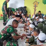 Para siswa TK Nurul Hadi Peringati Hari Gizi Nasional dengan prajurit TNI Batalyon Infanteri TP 838 Purwa Wijaya Adipala Cilacap. (Faiz Ardani).