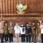 Wabup Banyumas Dwi Asih Lintarti foto bersama dengan Kepala KPwBI Purwokerto, Christoveny, serta perwakilan anggota FKUB, usai penyerahan hiban mobil secara simbolis, di Pendopo Si Panji Purwokerto, Rabu (21/01/2026).