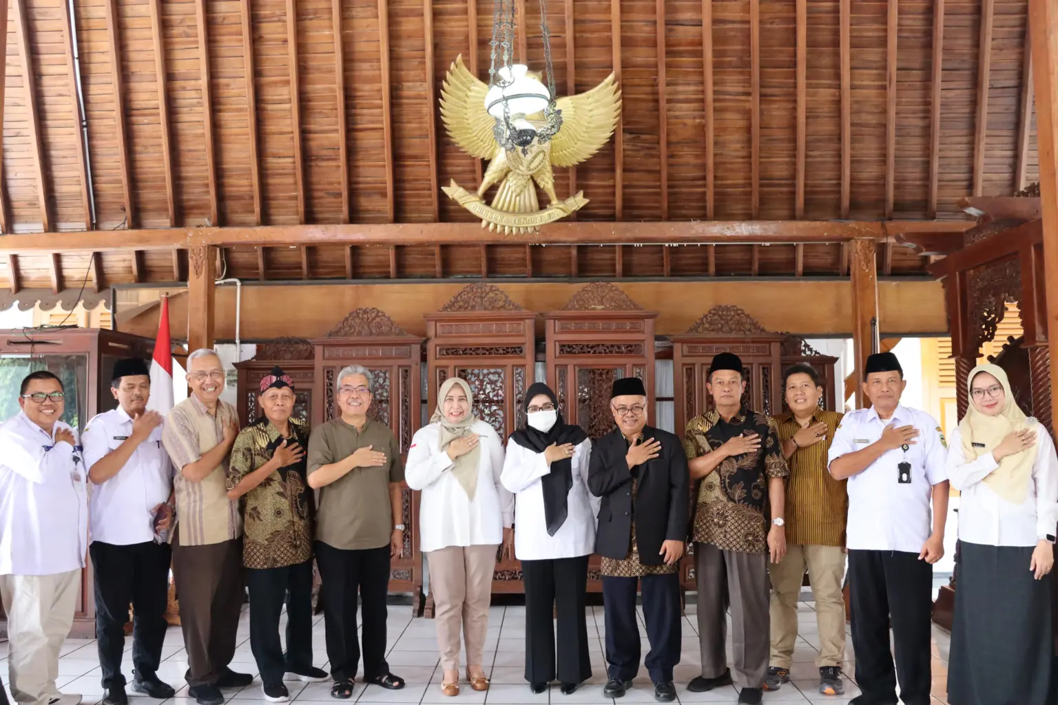 Wabup Banyumas Dwi Asih Lintarti foto bersama dengan Kepala KPwBI Purwokerto, Christoveny, serta perwakilan anggota FKUB, usai penyerahan hiban mobil secara simbolis, di Pendopo Si Panji Purwokerto, Rabu (21/01/2026).