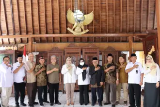 Wabup Banyumas Dwi Asih Lintarti foto bersama dengan Kepala KPwBI Purwokerto, Christoveny, serta perwakilan anggota FKUB, usai penyerahan hiban mobil secara simbolis, di Pendopo Si Panji Purwokerto, Rabu (21/01/2026).