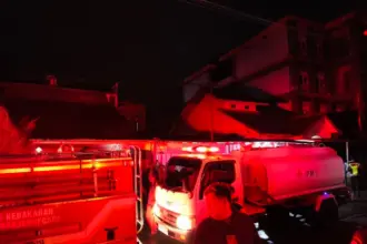 Tim Damkar Padamkan Api