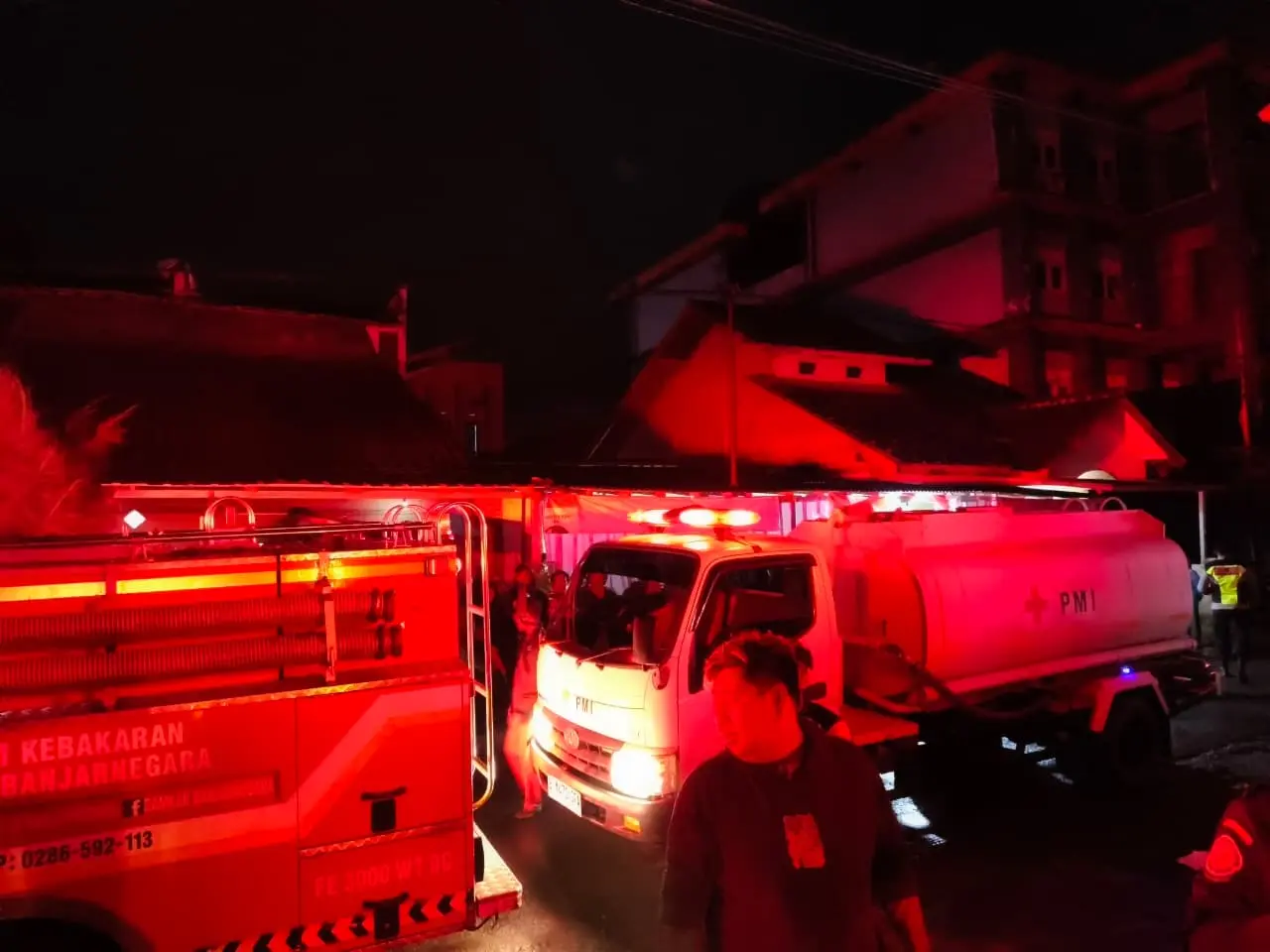 Tim Damkar Padamkan Api