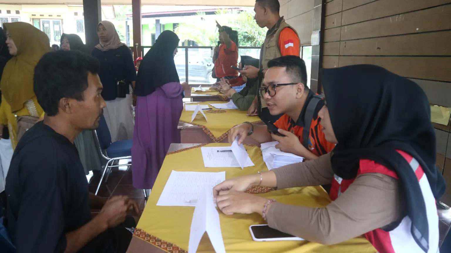 Penyaluran BLT Tahap V untuk KOrban Longsor Situkung