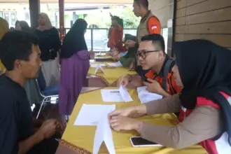 Penyaluran BLT Tahap V untuk KOrban Longsor Situkung