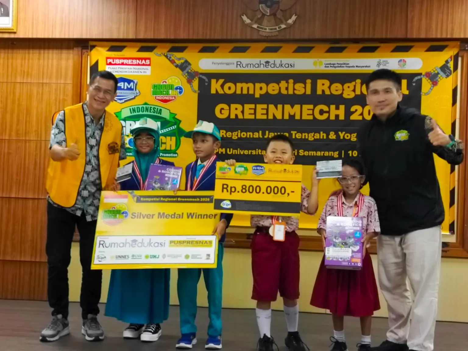 Putri Wagub Jateng raih juara tingkat regional dalam Kompetisi Coding Greenmech 2026.