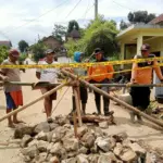 Jembatan ambruk, akses jalan ditutup