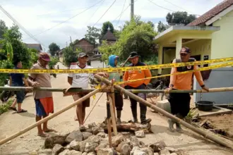 Jembatan ambruk, akses jalan ditutup