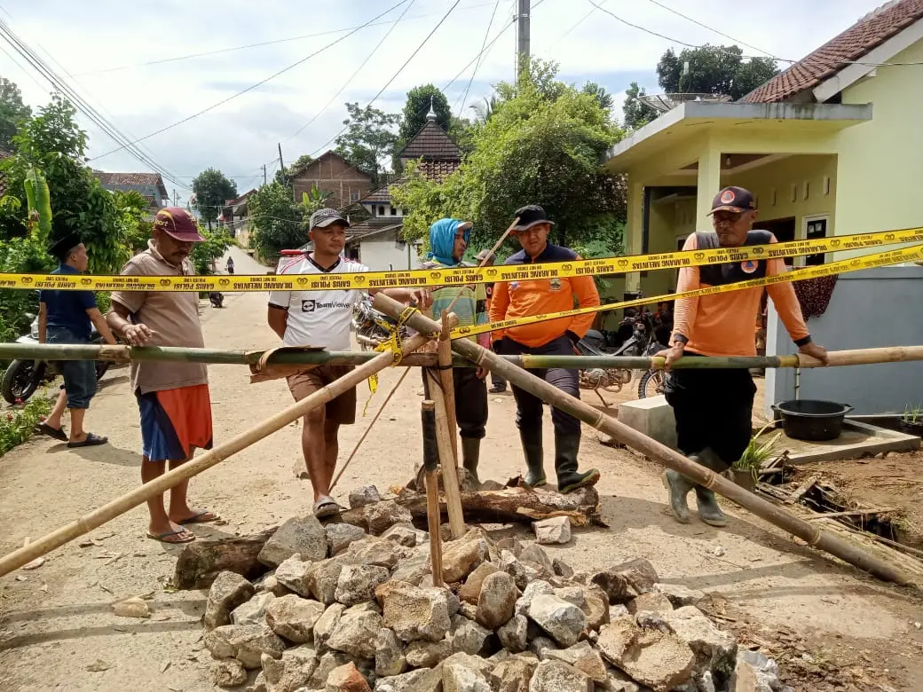 Jembatan ambruk, akses jalan ditutup