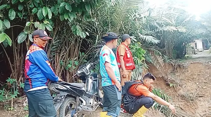 Jalan amblas di Desa Karangnangka Kecamatan Pagentan