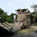 Jembatan penghubung dua desa yang ambruk