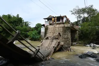 Jembatan penghubung dua desa yang ambruk
