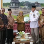 Serahkan Bantuan korban Longsor