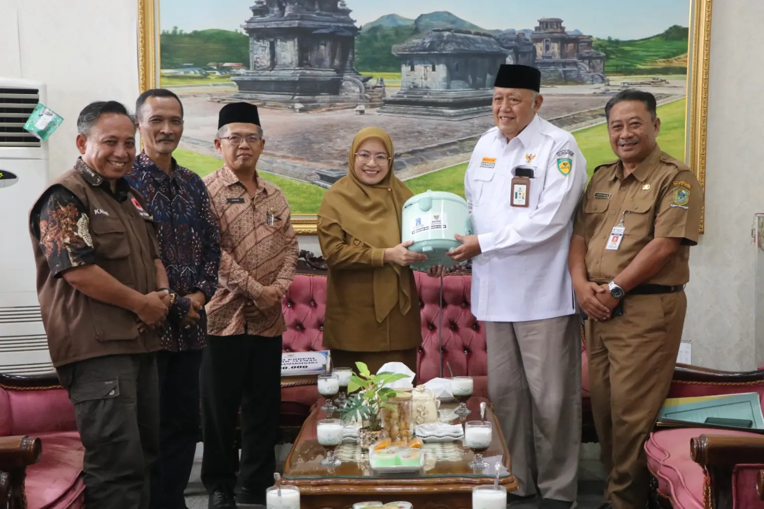 Serahkan Bantuan korban Longsor