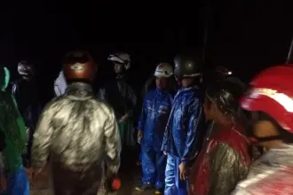 Tim damkar usai melakukan pemadaman akibat kebakaran di Pagentan