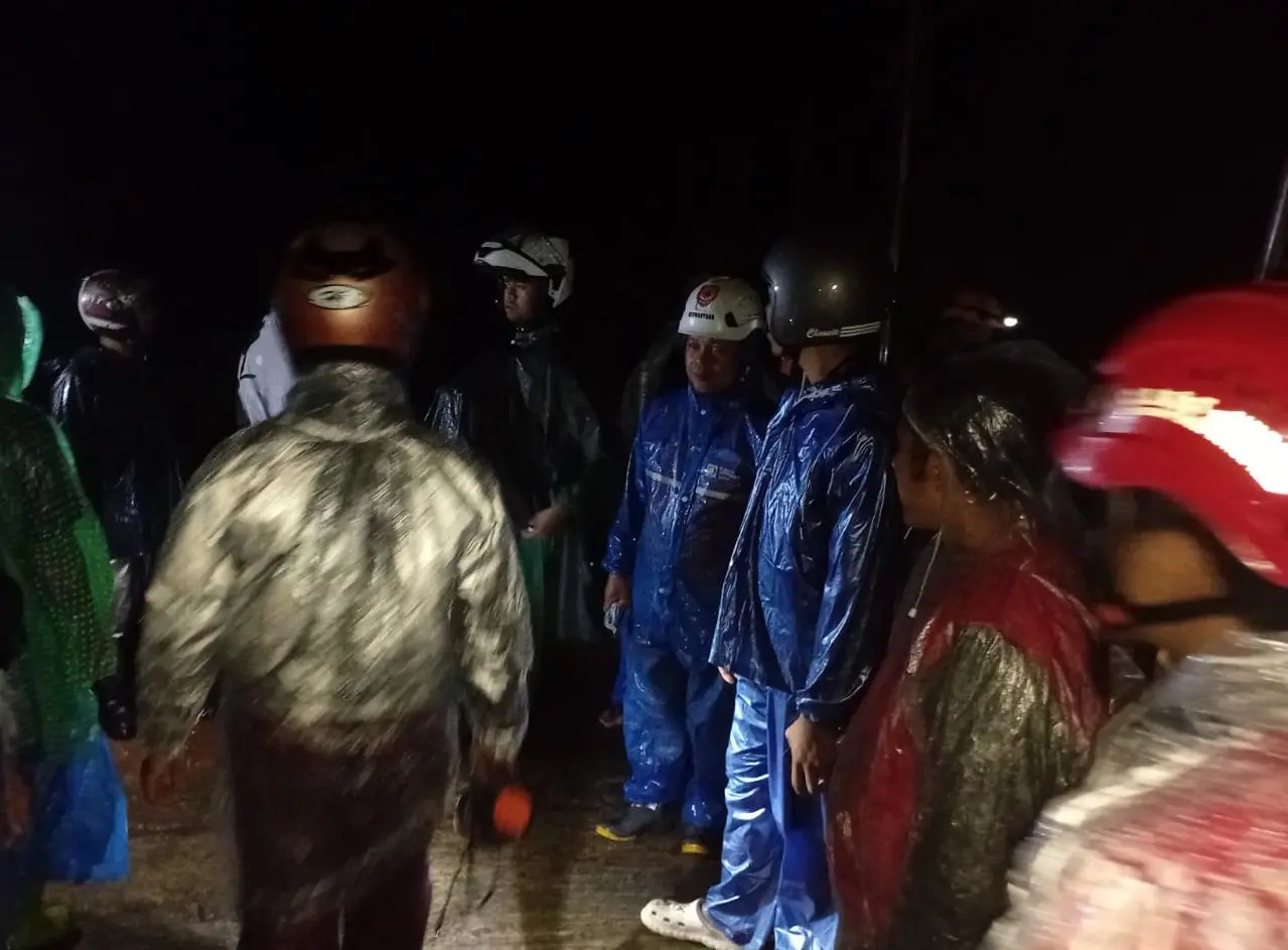 Tim damkar usai melakukan pemadaman akibat kebakaran di Pagentan