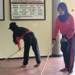 Isra Miraj, siswa SRMP bersihkan Masjid