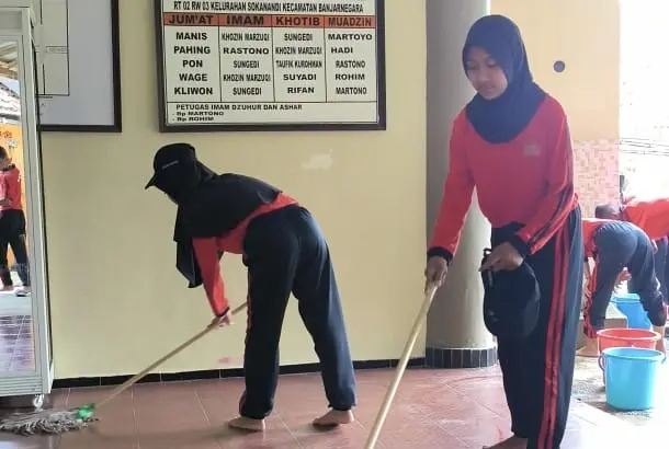 Isra Miraj, siswa SRMP bersihkan Masjid