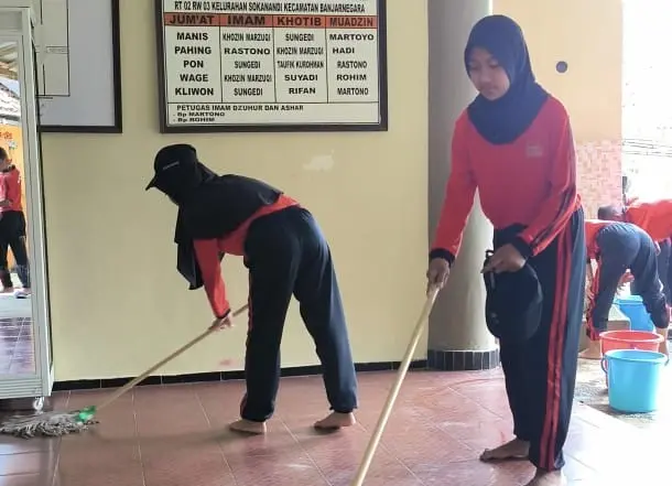Isra Miraj, siswa SRMP bersihkan Masjid