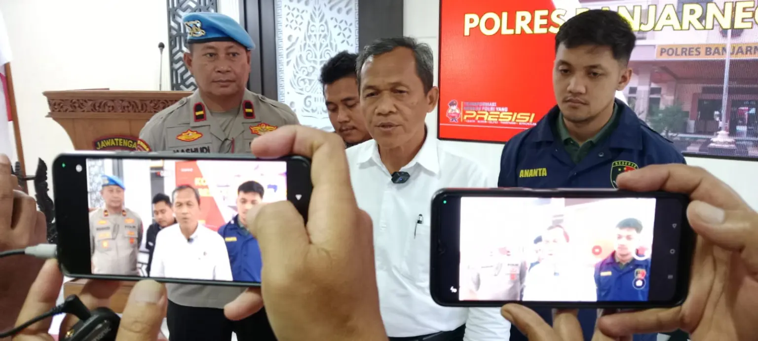 Polisi saat melakukan konferensi pers terkait penemuan mayat perempuan